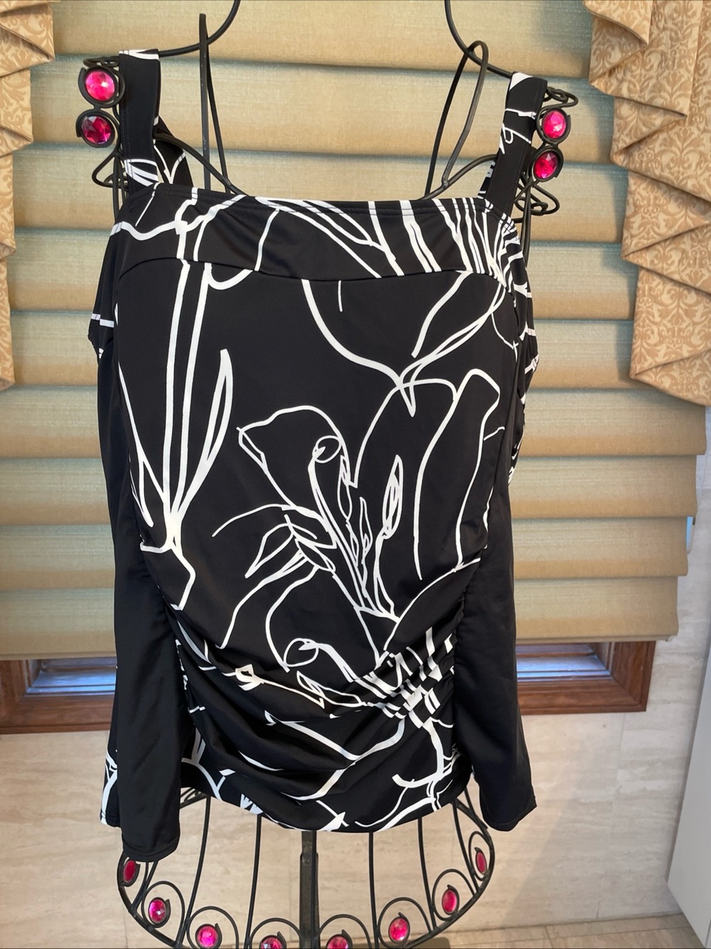 D&Co. Beach Women's Size 16 Black/White Print Tankini Top Geometric Built-In Bra
